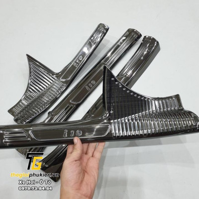 BỘ SẢN PHẨM Nẹp bước chân và ốp chống trầy cốp Hyundai Grand i10 2021 HATCHBACK - vân Titan