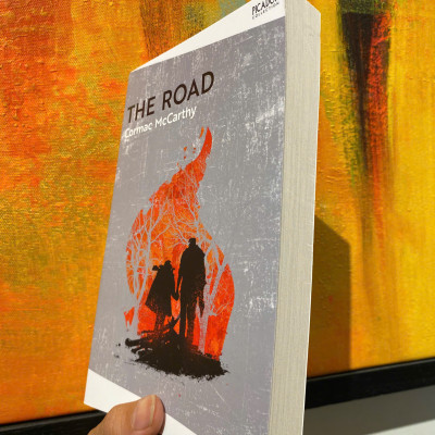 Sách - The Road: Pulitzer Prize Winner & National Bestseller by Cormac McCarthy - English Novel / Sách Ngoại văn Nhập khẩu