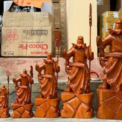 TƯỢNG QUAN CÔNG CƯỠI NGỰA ĐỨNG TRÊN GỐC CÂY TÙNG BẰNG GỖ HƯƠNG KT CAO 80