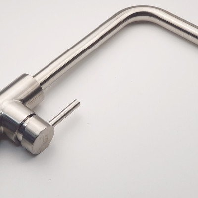 Vòi rửa chén nóng lạnh Inox SUS 304 nguyên khối đầu vòi xoay 360 độ Eurolife EL-KM10 (Trắng vàng)