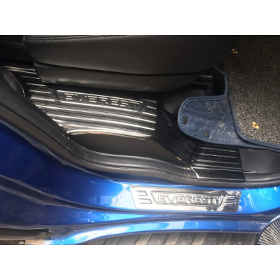 Ốp bậc cửa, nẹp bước chân trong, ngoài xe Ford Everest 2022 2023 chất liệu Titan cao cấp