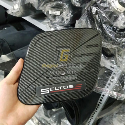 Ốp nắp đậy bình xăng KIA Seltos 2020 vân Carbon