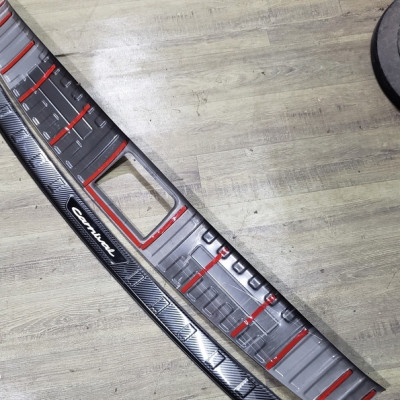 Ốp chống trầy cốp, ốp nẹp cốp sau carbon xe Kia Carnival 2021- 2022- 2023 vân Cacbon cao cấp