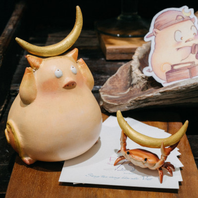 Tượng Gốm Thủ Công - Vẽ tay "Pig Moon"-Heo nhỏ nhặt Ánh Trăng Tri Thức-Tượng may mắn - trang trí dễ thương - Pig Moon Bookstore