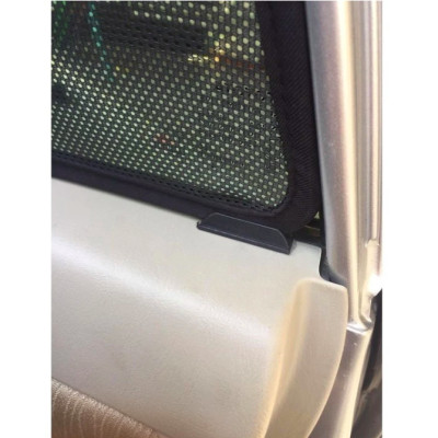 Bộ phụ kiện đế nhựa giữ rèm che nắng chuyên dụng cho xe ô tô.