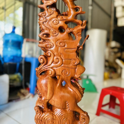 TƯỢNG ĐẠT MA SƯ TỔ TRẤN SƯ TỬ VÀ RỒNG BẰNG GỖ HƯƠNG ĐÁ KT CAO 60×24×14CM
