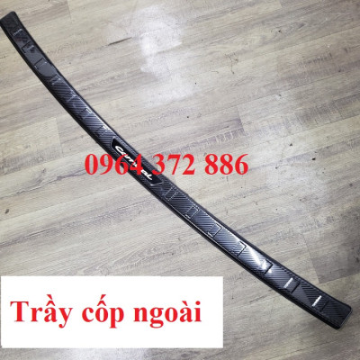 Ốp chống trầy cốp, ốp nẹp cốp sau carbon xe Kia Carnival 2021- 2022- 2023 vân Cacbon cao cấp