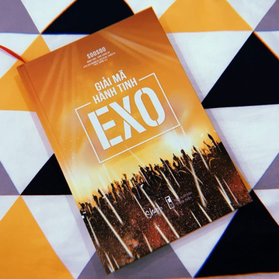 Combo Sách Hot - Số Lượng Có Hạn: Đế Chế SM + Gỉai Mã Hành Tinh EXO (Tặng Kèm Photobook In Màu, Bookmark Happy Life)