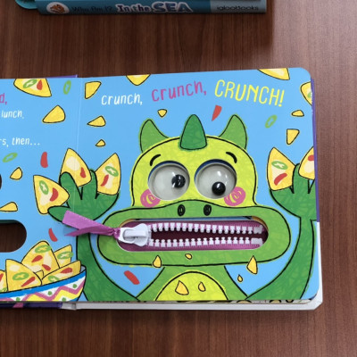 Sách tương tác khủng long cho bé 0-3 tuổi - Snackasaurus!