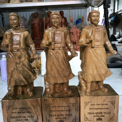 Tượng trần quốc tuấn bằng gỗ bách xanh thơm nức kt cao 30×12×8cm