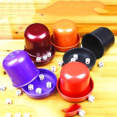 Hộp lắc xí ngầu bằng nhựa Beer Club tặng kèm 5 viên xí ngầu - đồ chơi lắc xúc xắc xí ngầu