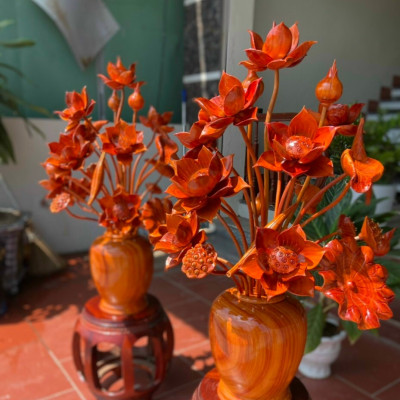 1 bình hoa sen 25 cành ,hoa lá ,gương , trang trí phòng khách ,phòng thờ bằng gỗ hương đỏ đẹp long lanh 