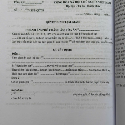 Sách So Sánh - Đối Chiếu Bộ Luật Tố Tụng Hình Sự Năm 2015 sđ, bs năm 2021 và Các Biểu Mẫu Trong Bộ Luật Tố Tụng Hình Sự (V2226A)
