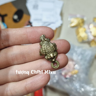 01 cụ Thiềm Thừ kim loại size 31mm x 17mm trang trí bàn thờ Thần Tài Thổ Địa mini, cóc may mắn, cóc 3 chân Giàu có Quà tặng Đồ trang trí