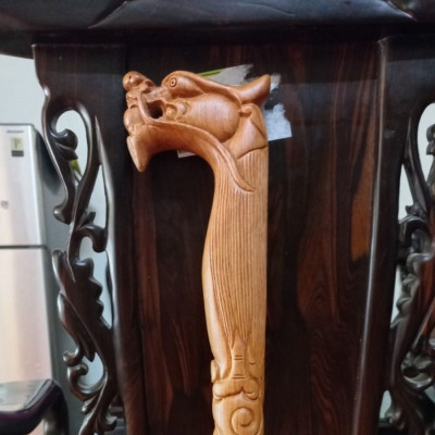 Gậy batong hỗ trợ đi lại cho người già bằng gỗ hương đá kt 90×1O×3.4cm