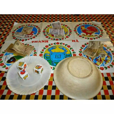 Bộ lắc bầu cua tôm cá hột giấy giải trí vui nhộn hàng Việt Nam gồm bàn giấy 65cm x 43cm và 3 xúc xắc, đồ chơi ngày tết