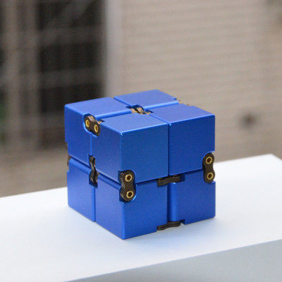 Khối Vuông Infiniti Cube Kim Loại Giúp Tập Trung và Sáng Tạo