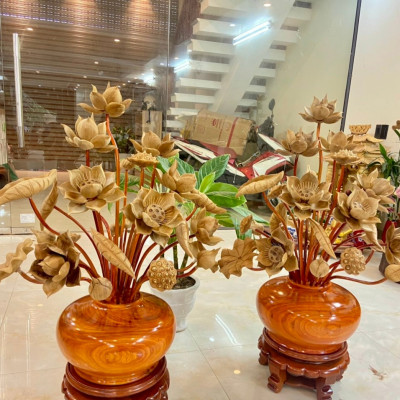 Combo kệ chân đế và 2 bình hoa sen 26 cành ,phong thủy ,trang trí phòng khách ,phòng thờ  đẹp long lanh ,bình cắm hoa gỗ hương đỏ ,hoa lá gương gỗ ngọc am để mộc thơm phức 