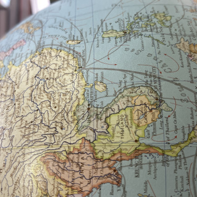 Quả Cầu Trái Đất Columbus Duo Count (Có Hoàng Sa - Trường Sa - Đèn Chiếu Sáng, Đường Kính 30cm, 2 Chế Độ Hiển Thị: Thường Và 3D, Đế Gỗ Sồi, Giá Phủ Nhũ Bạc)