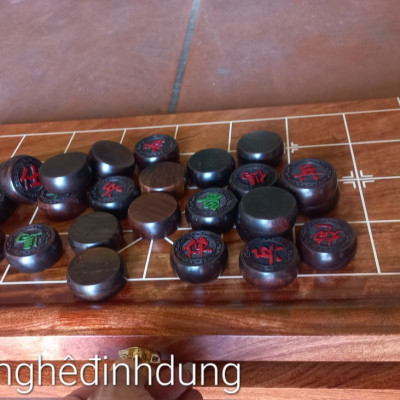 Bộ bàn cờ tướng  bằng gỗ hương đá 50x50x3.5cm +quân cò gỗ trắc đỏ đen đẹp long lanh kt 4.0x1.5cm 