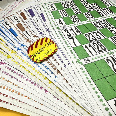 Bộ Đồ Chơi Lô Tô Bằng Giấy 16 Tờ Kèm 90 Số Bingo Bằng Gỗ Và Túi Vải, Cờ Lô Tô Giải Trí Giá Rẻ