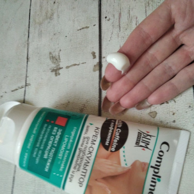 Kem nâng cơ cằm cổ Compliment với Caffeine 150ml