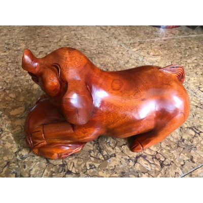 Tượng gỗ mỹ nghệ trạm con heo ôm bao tiền cười vui híp mắt gỗ gõ Dài 30cm x Cao 17cm x Ngang 14cm ý nghĩa biểu tượng giàu sang phú quý ạ