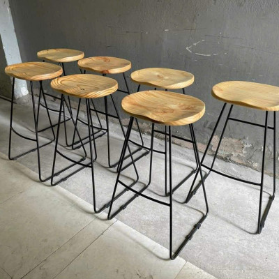 Ghế quầy bar thân gỗ sồi CB META Nội thất Capta Ghế ngồi quầy bar cao không tựa thân gỗ sồi sơn màu tự nhiên bóng đẹp chân oval cao sắt sơn tĩnh điện màu đen có gác chân tại tp hcm