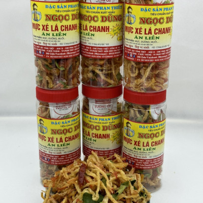 Mực xé lá chanh hộp 250 gram đã chế biến ăn liền ngon ơi là ngon của shop Đặc Sản Biển Phan Thiết NGỌC DŨNG. Hạn sử dụng 12 tháng kể từ ngày đặt hàng