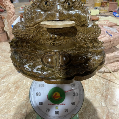 Tượng con cóc phong thủy hút tài lộc bằng gỗ mun đuôi công kt 47×47×40cm