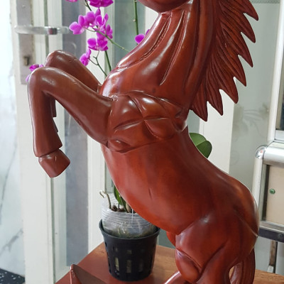 Tượng Ngựa Gỗ mỹ nghệ gỗ Gõ màu đỏ size cao 60cm x ngang 30cm x Sâu 12,5cm Ý nghĩa trưng ngựa biểu tượng sự thành công trưng phòng khách , bàn làm việc to quà biếu tặng tân gia, quà tặng Sếp, quà tặng người thân ý nghĩa ạ