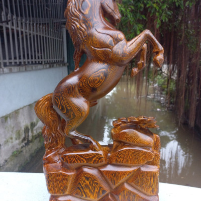 Tượng con ngựa phong thủy tài lộc bằng gỗ mun đuôi công kt cao 50×27×9cm