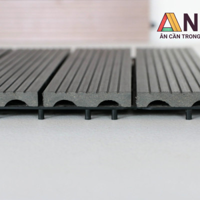 Vỉ Gỗ Nhựa Ngoài Trời Composite Màu Xanh Đậm 4 Thanh Cao Cấp Lót Ban Công, Sân Vườn, Nhà Tắm - Độ bền lên đến 10 năm, Chống Nước, Côn Trùng Gây Hại - Hàng Chính Hãng (Combo 10 Vỉ)