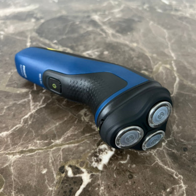 Máy cạo râu khô và ướt Philips AquaTouch S1121 Serial 1000 với lưỡi cạo ComfortCut tự mài - HÀNG NHẬP KHẨU