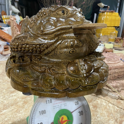 Tượng con cóc phong thủy hút tài lộc bằng gỗ mun đuôi công kt 47×47×40cm
