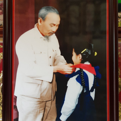 BÁC HỒ QUÀNG KHĂN ĐỎ CHO HỌC SINH -ẢNH IN DẦU CÂO CẤP