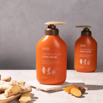 Combo 2 chai Sữa tắm thảo dược hữu cơ Gừng Nghệ Cỏ Cây Hoa Lá - Chiết Xuất Từ 7 Loại Thảo Dược Quý - Phòng Cảm, Tránh Gió, Dưỡng Da - Cho Con Cho Mẹ, Cho Đại Gia Đình, chai 500gr