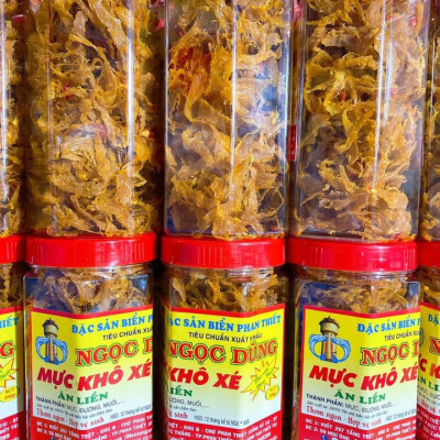 Mực khô xé sợi hộp 200 gram đã chế biến ăn liền ngon ơi là ngon của shop Đặc Sản Biển Phan Thiết NGỌC DŨNG. Hạn sử dụng 12 tháng kể từ ngày đặt hàng