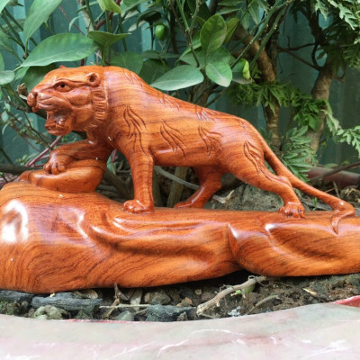 Tượng con hổ chúa tể sơn lâm bằng gỗ hương đá kt 55×25×12cm