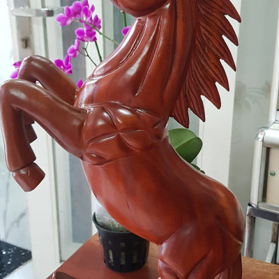 Tượng Ngựa Gỗ mỹ nghệ gỗ Gõ màu đỏ size cao 60cm x ngang 30cm x Sâu 12,5cm Ý nghĩa trưng ngựa biểu tượng sự thành công trưng phòng khách , bàn làm việc to quà biếu tặng tân gia, quà tặng Sếp, quà tặng người thân ý nghĩa ạ