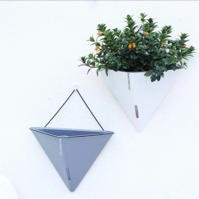 Chậu tự tưới treo tường tam giác MONROVIA K104, chất liệu PP, móc treo tiện lợi, trồng hoa, cây cảnh