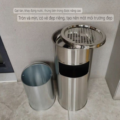 Thùng Rác Inox Có Gạt Tàn Hình Trụ Tròn Bên Trên Có Gạt Tàn Bên Trong Có Thùng Đựng Rác Bằng Tôn Hoa GEV35A