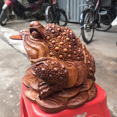 Cóc ngậm tiền phong thủy bằng gỗ hương kt 15×10×14cm