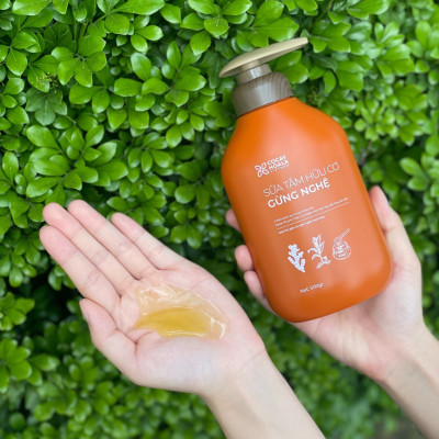 Combo 2 chai Sữa tắm thảo dược hữu cơ Gừng Nghệ Cỏ Cây Hoa Lá - Chiết Xuất Từ 7 Loại Thảo Dược Quý - Phòng Cảm, Tránh Gió, Dưỡng Da - Cho Con Cho Mẹ, Cho Đại Gia Đình, chai 500gr