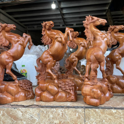 Tượng con ngựa mã đáo thành công gỗ hương đá kt 50×23×12cm