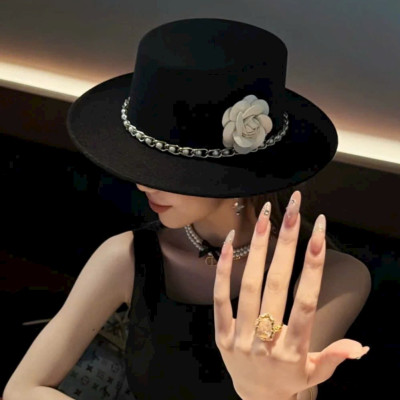 Nón mũ nỉ fedora: Thiết kế vành bằng phối hạt đai xích gắn hoa, tạo nên vẻ ngoài trắng nhã. Chất liệu nỉ mềm mại, mang lại cảm giác thoải mái khi sử dụng.   Kiểu dáng nón fedora hợp thời trang, phù hợp với nhiều phong cách thời trang Dona25090905