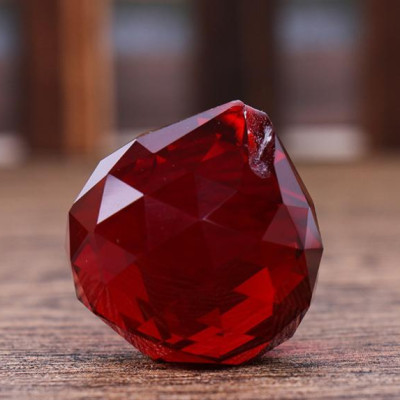 Quả cầu treo phong thủy màu đỏ hợp mệnh thổ, hỏa