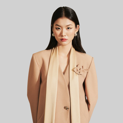 Áo blazer nữ vạt buông tròn đính kèm hoa cài thủ công  OLIVE thiết kế cao cấp WHITE CHIC