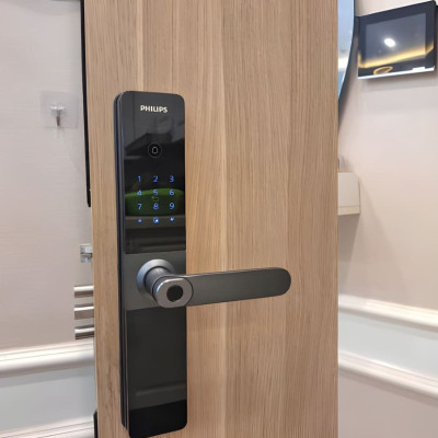 Bộ khóa cửa thông minh Gateway điều khiển từ xa, vân tay, thẻ từ, mật khẩu và chìa cơ Philips DDL610-5HBS - Hàng nhập khẩu