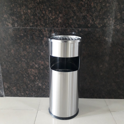 Thùng Rác Inox Có Gạt Tàn Hình Trụ Tròn Bên Trên Có Gạt Tàn Bên Trong Có Thùng Đựng Rác Bằng Tôn Hoa GEV35A